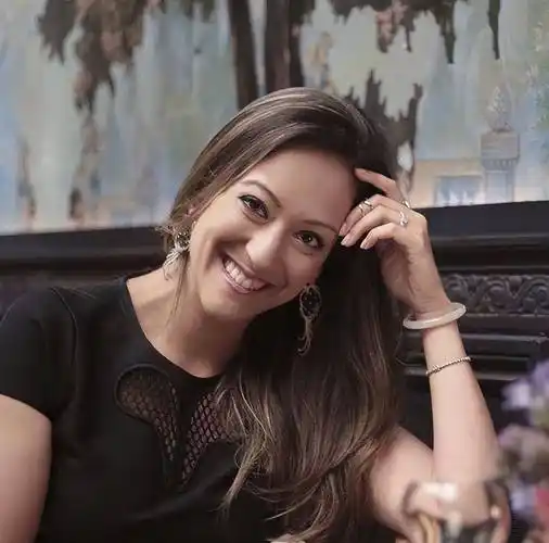 蓝琼缨去世2周后,何家文亮相国际珠宝展,靠她大房已成功逆袭_何超