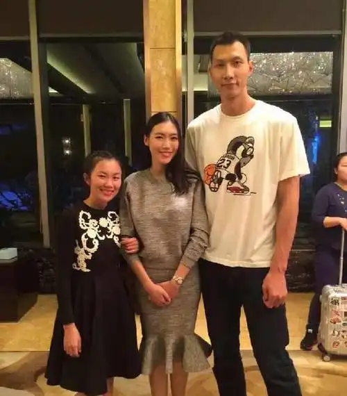 男篮易建联现状,妻子素颜出镜看呆保安,5岁儿子身高1米3