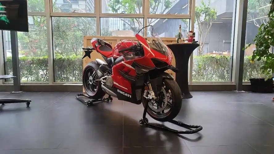 【验车官x】卖150万的摩托是怎样的? 杜卡迪superleggera v4到店实拍