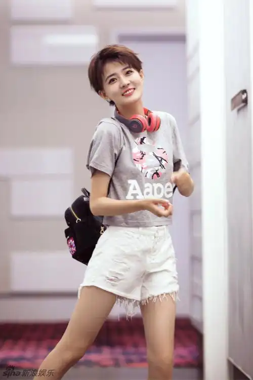 组图徐璐街拍化身运动甜心短发俏丽元气爆棚徐璐街拍化身运动甜心短发