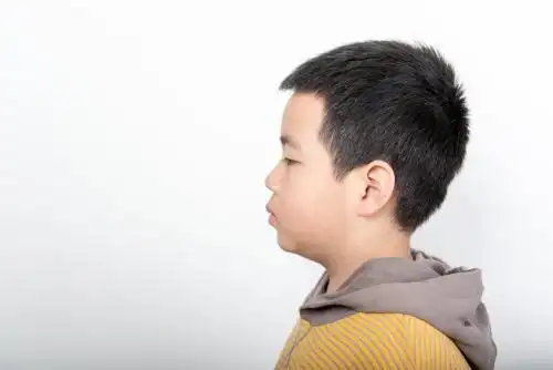 儿童侧面肖像 白背景