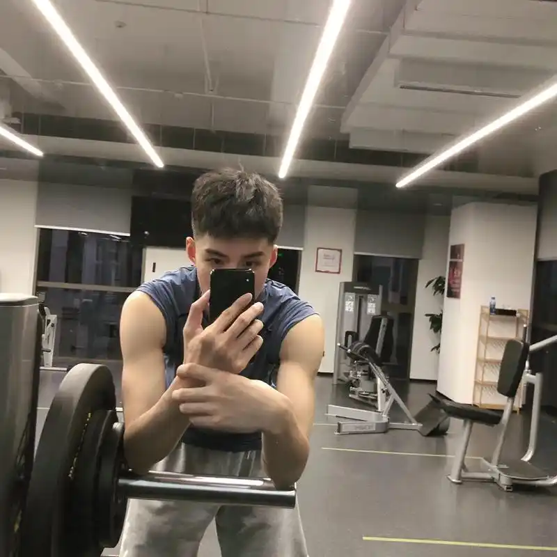 在健身房自拍运动打卡的肌肉帅哥,有你喜欢的吗?