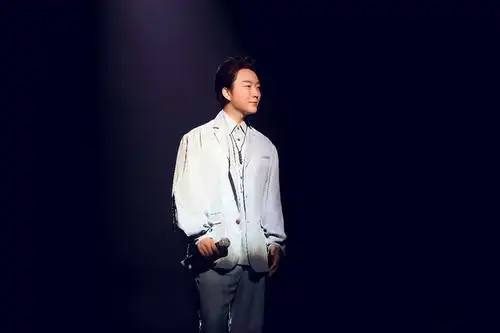 李玉刚生日会穿搭风格颠覆,温柔帅气,逆龄生长!