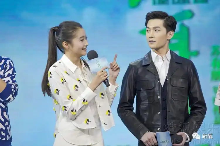 关晓彤跟张若昀用吻替怎么跟鹿晗就直接吻