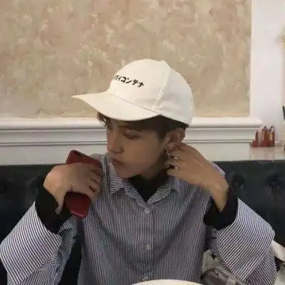 戴鸭舌帽男生头像