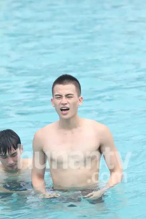 快男9强泳池洗水基情无限 欧豪清凉装秀健硕身材