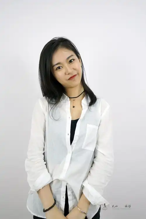 白墙前的半身照