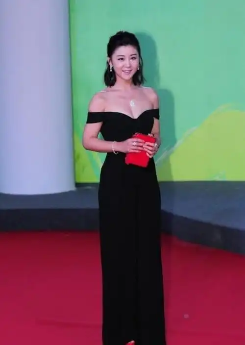 李小萌身材饱满黑色连衣裙优雅精致不愧是微胖界女神