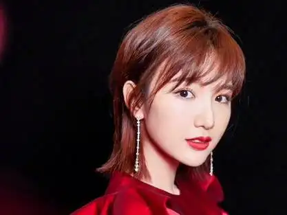 谁说短发让人老十岁,看看@毛晓彤 的短发,绝对的可甜,可盐,可御,可飒.