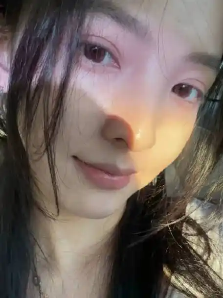 阳光下的章若楠##章若楠素颜生活照#章若楠好会拍!