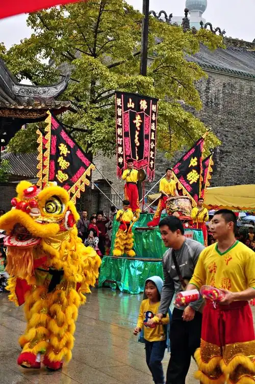 真功夫雨中的岭南佛山祖庙舞狮表演