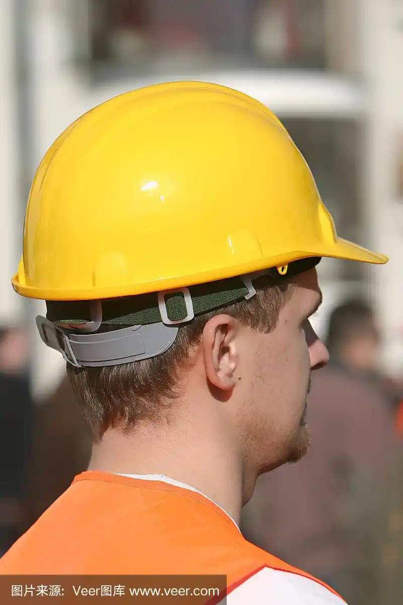 戴安全帽的工人