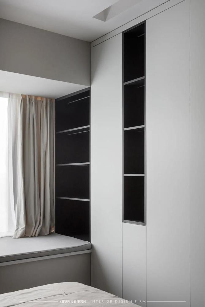 延续整体色调,主卧也灰色和白色为主题色,搭配木色,人字拼的地板铺贴