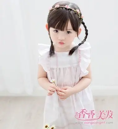 三岁短发小女孩表演发型 儿童节小朋友短头发的扎什么发型好看