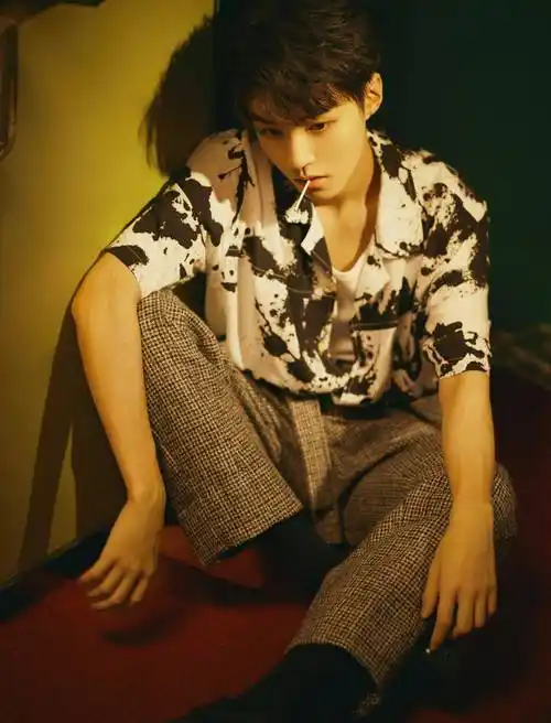 花样年华写真大片 王俊凯身穿白底泼墨衬衫外搭zegna