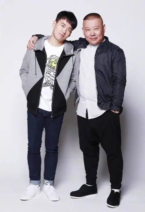 从郭德纲的喊话,郭麒麟的表现来看,这对父子还是很融洽的,并不像小黑