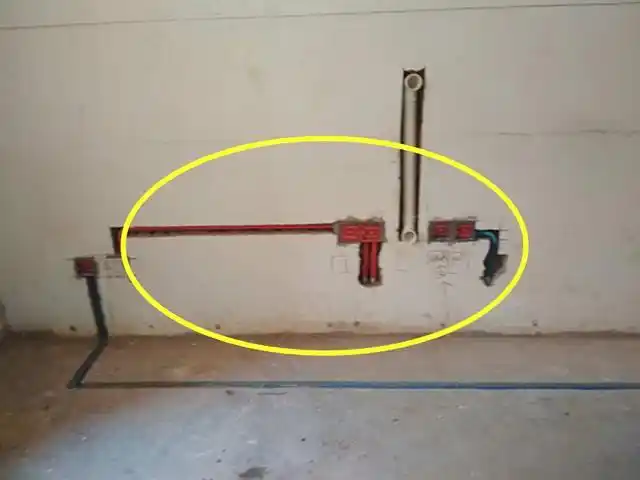 这可不行,客厅可是家里的门面啊,一进门就能看到电视背景墙,电线如果