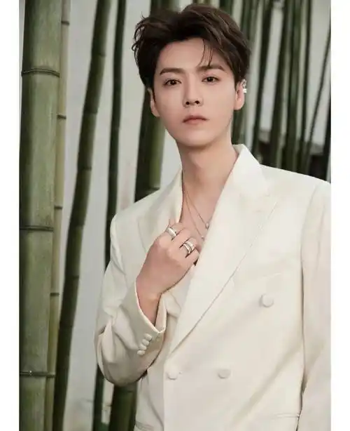 鹿晗十年的对比,这变化也太大了吧,简直不敢看