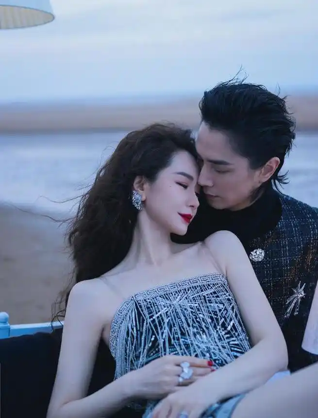 戚薇李承铉跨年夜再演《天上飞》,十年婚姻依旧如热恋 湖南卫视跨年夜