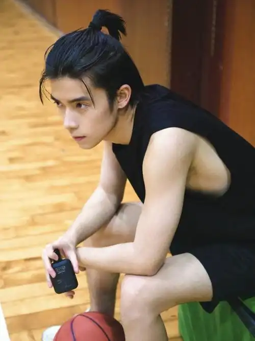 易烊千玺同款发型打篮球是什么体验?(2)