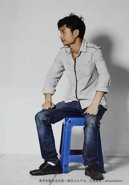 【美术高考速写照片】坐姿男青年(10)