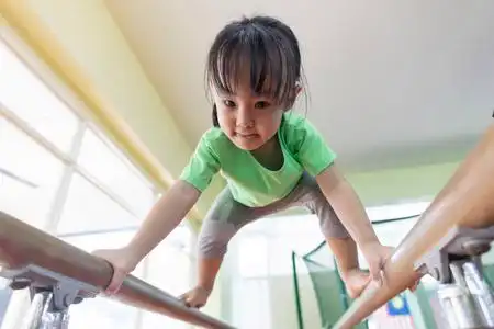 少年强则中国强亚洲的中国小女孩爬上双杠照片