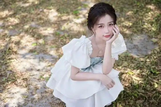 虞书欣公主裙编发造型释出蓝白配色清新可爱