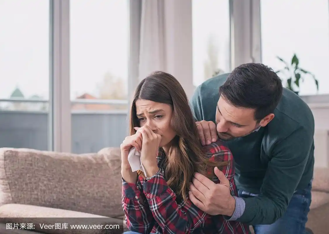 男人在沙发上安慰女朋友