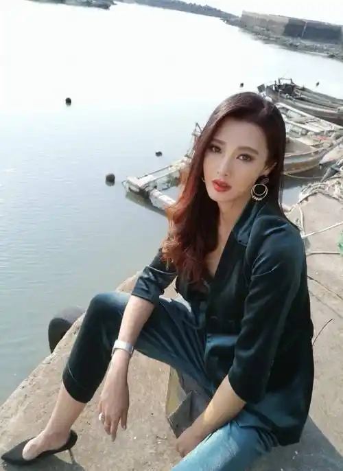 后来白庆琳离开了最初的经纪公司之后,才转过来这个弯儿,自己最美好的