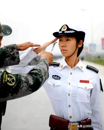 三军女兵方队领队魏韵萧:扯大嗓子的淑女在阅兵村,三军女兵方队无疑是