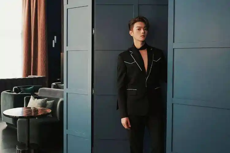 许凯天台情绪大片氛围感拉满 真空深v西装造型尽显绅士质感_活动