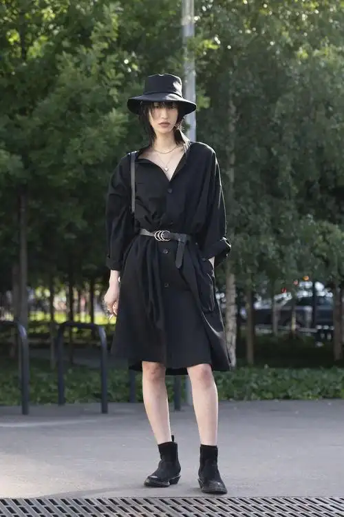 将黑色连身裙穿搭融入生活日常