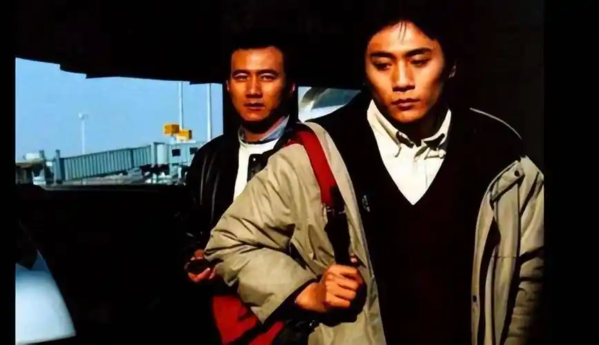 而且还有人扒出来,胡军在参演《蓝宇》这部同性恋爱电影后,疑似和刘烨