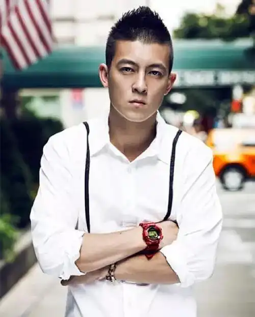 莫西干,英国队当年的成绩大家可能都不记得了,但是这款发型一直深入