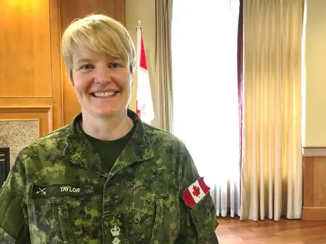 据英国《卫报》18日报道,加拿大一名最资深的女兵在军队出现一系列