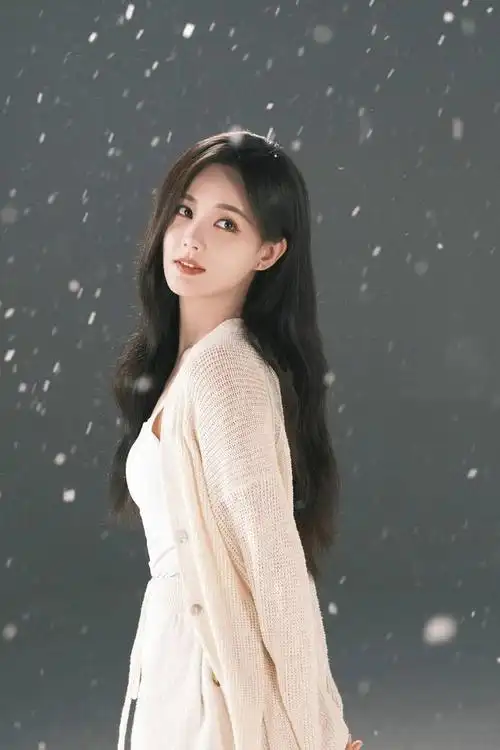 李一桐穿深 v 衬衫秀天鹅颈 温柔清丽纯欲风满满 -zaker新闻