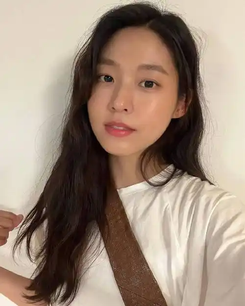 27岁韩国女星金雪炫的素颜自拍没有美颜的自然之美