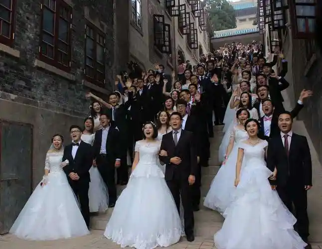 珞珈山水见证幸福时刻 武汉大学举办首届校友集体婚礼