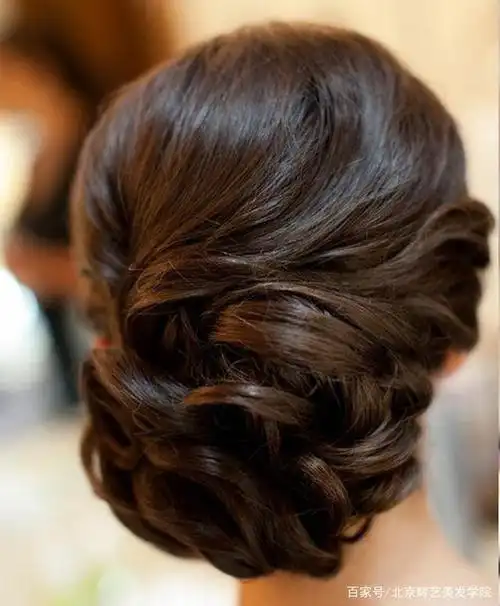 八种盘发让你成为气质皇后