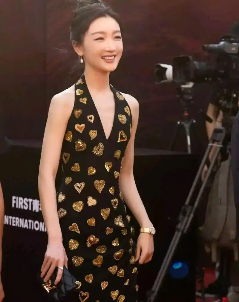 周冬雨在演技方面还是挺有个人特色的,年纪轻轻能够成为三金影后,实属