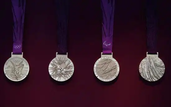 图文-2012年伦敦残奥会奖牌揭幕 金光熠熠的金牌