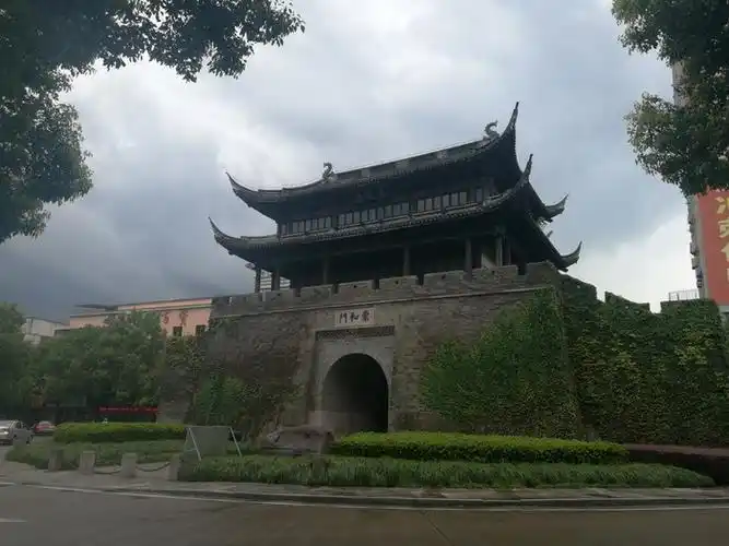 图:台州古城(临海)的崇和门广场上的崇和门城楼(现代重修)西汉始元二