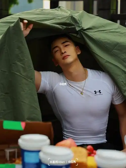 城市即兴露营肌肉男在天台