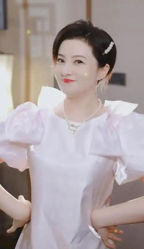 8月21日,许久没露面的"童年女神"金铭引发热议!