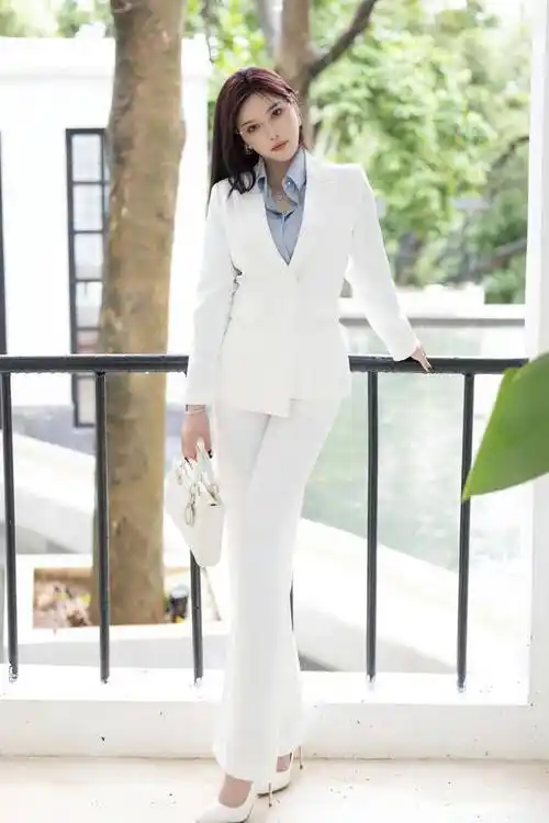 白色西装不仅凸显了她的高贵气质,更彰显了她在职场中的自信和魅力.
