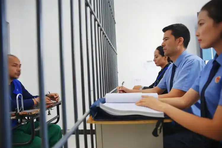 检察官在看守所内进行提审