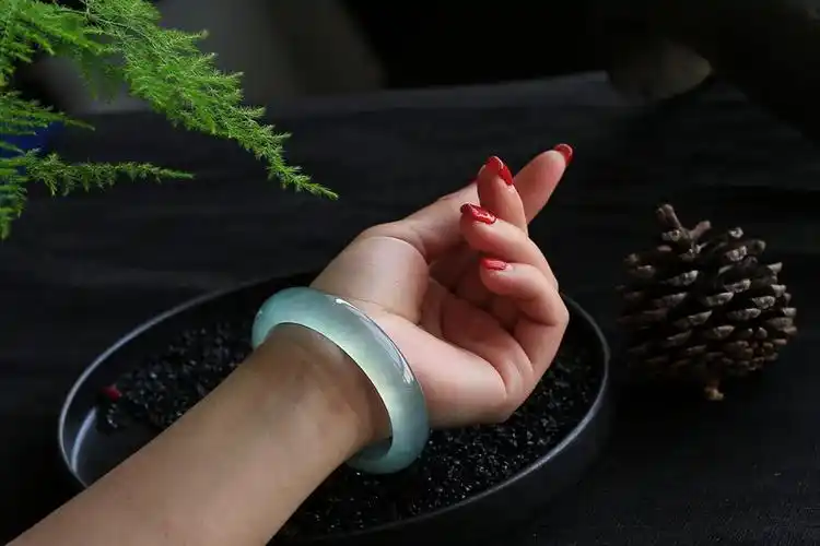 美女戴翡翠手镯图片,翡翠手镯图片欣赏图片-图片大观-奇异网