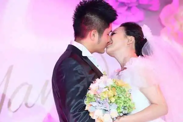 12月11日,潘长江女儿潘阳的一组怀孕照曝光.