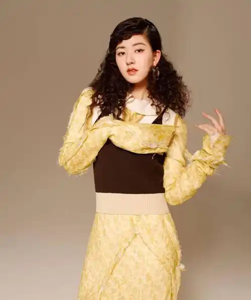 赵露思太适合复古风了,做羊毛卷发型,配黄色印花长裙优雅慵懒_黑色