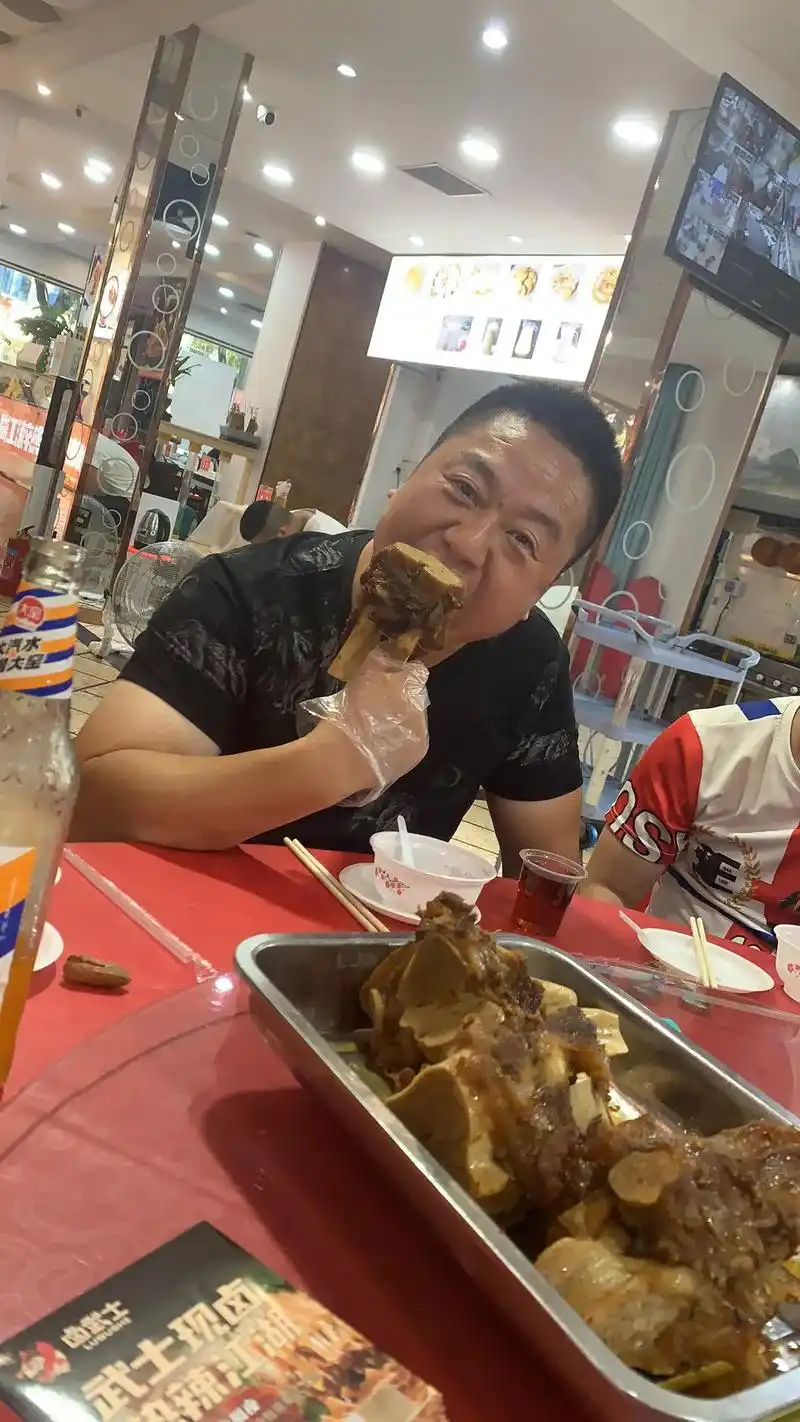 吃好喝好开心就好 #大口吃肉的感觉真好 #大骨头啃起来 # - 抖音